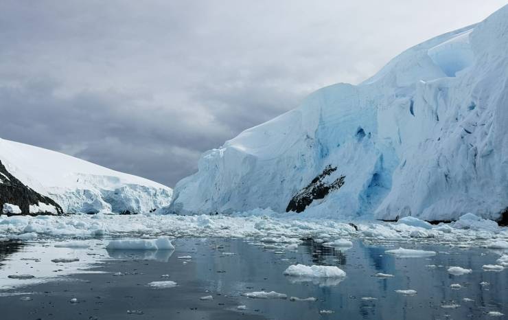 falaises reflets et glaces
